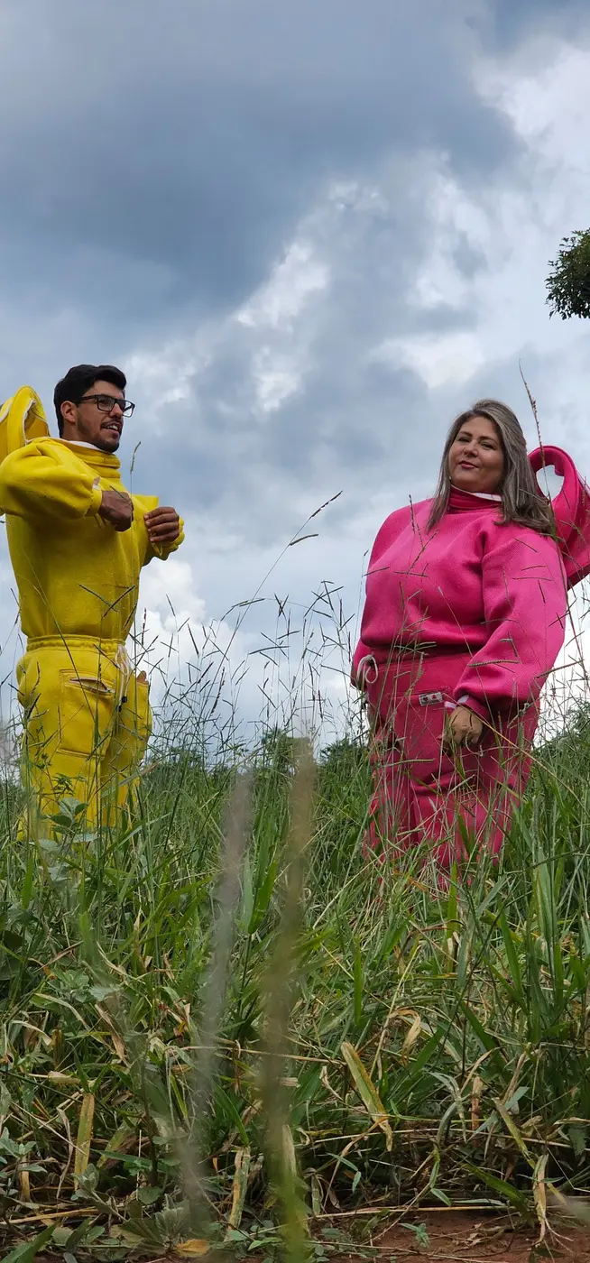 Apicultores caminhando juntos em uma área de campo