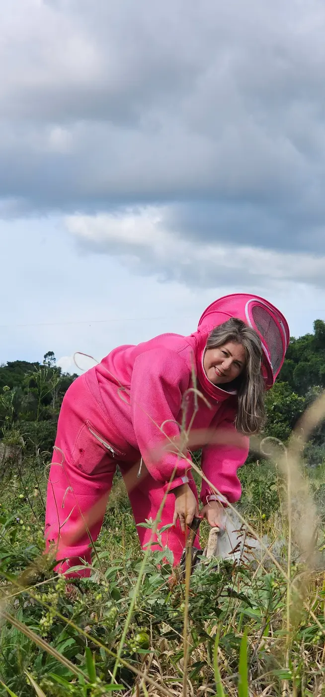 Apicultora realizando uma atividade prática no campo